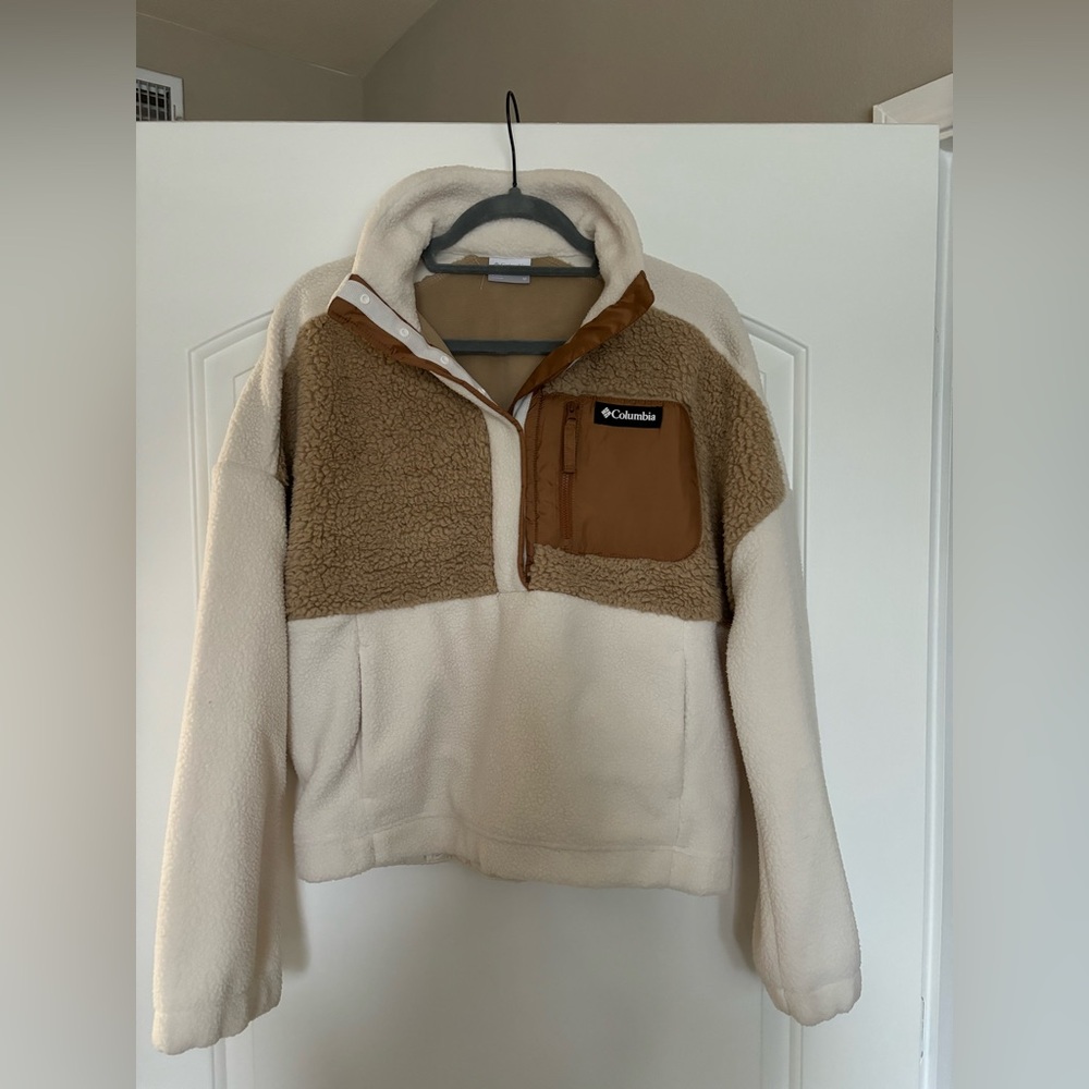 COLUMBIA BROWN AND CREAM CROPPED 1/4 BUTTON UP WITH POCKETS! SIZE MEDIUM